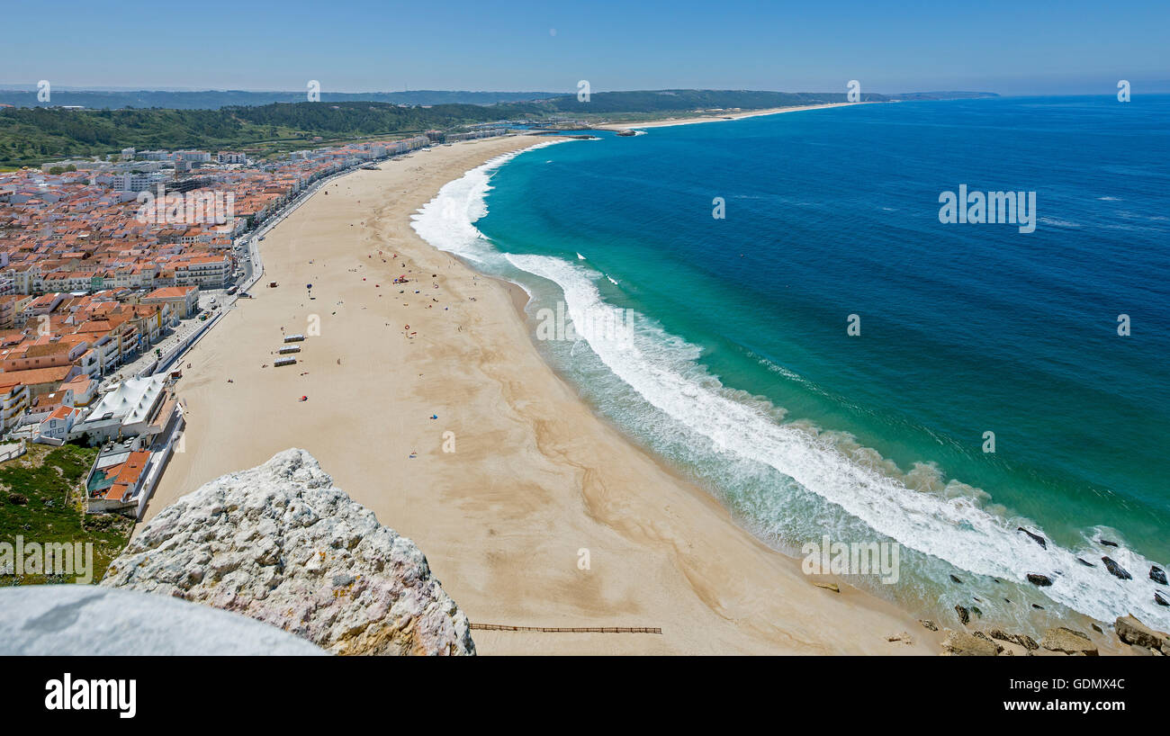 Affacciato sulla città e sulla baia di Nazaré, Nazaré, Distretto di Leiria, Portogallo, Europa, viaggi, fotografia di viaggio Foto Stock