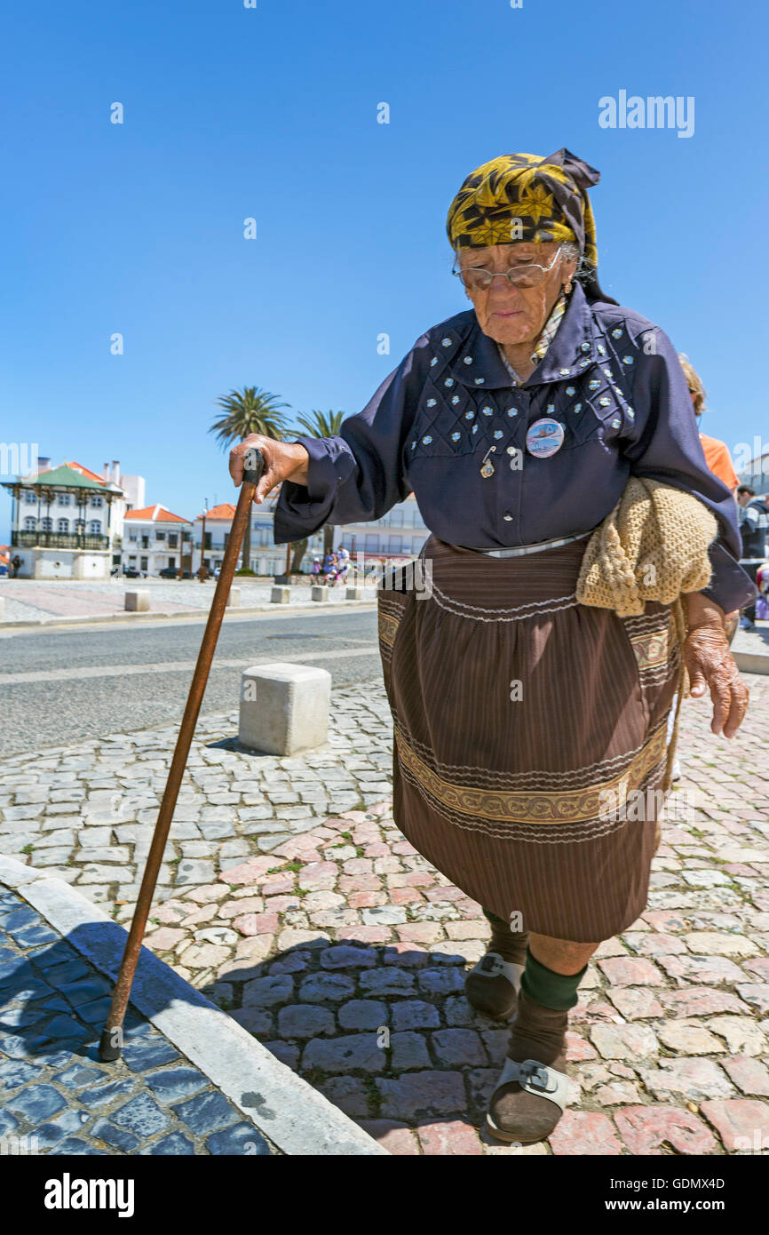 Pesca vecchia donna con la stampella in Nazaré, Distretto di Leiria, Portogallo, Europa, viaggi, fotografia di viaggio Foto Stock
