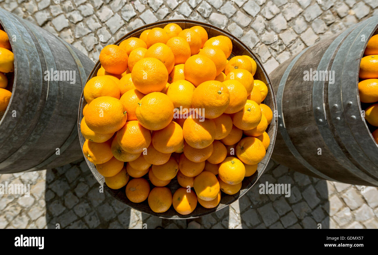Canna di colore arancione, stand con le arance, arance, Óbidos, Distretto di Leiria, Portogallo, Europa, viaggi, fotografia di viaggio Foto Stock