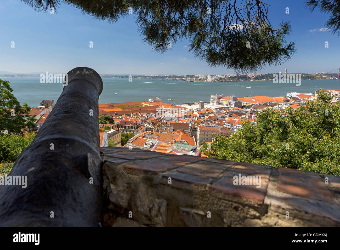 Cannone medievale, vista dal Castello Castello di Sao Jorge sulla città di Lisbona, Lisbona, distretto di Lisbona, del distretto di Lisbona, Foto Stock