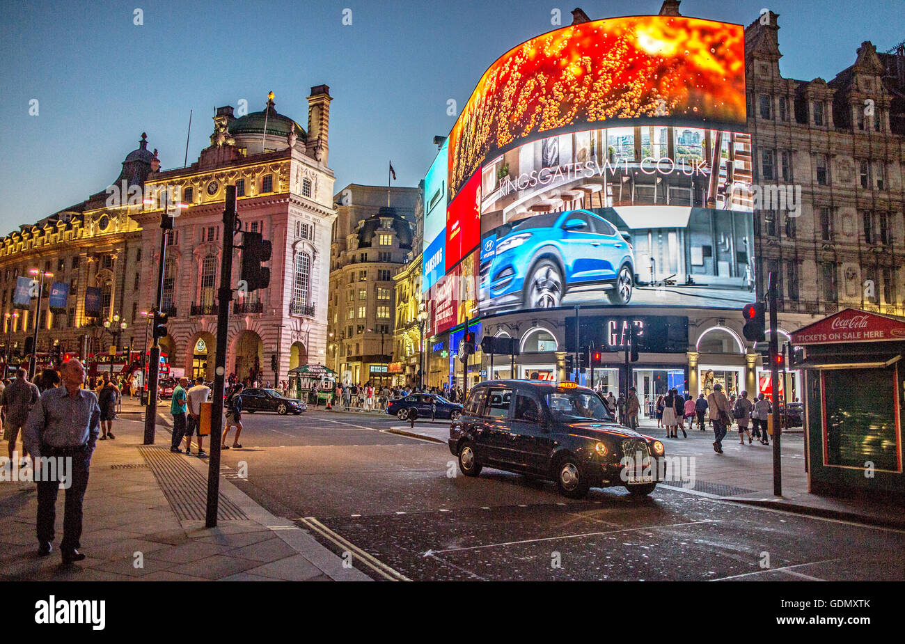 Pubblicità al neon di notte Piccadilly Circus London REGNO UNITO Foto Stock