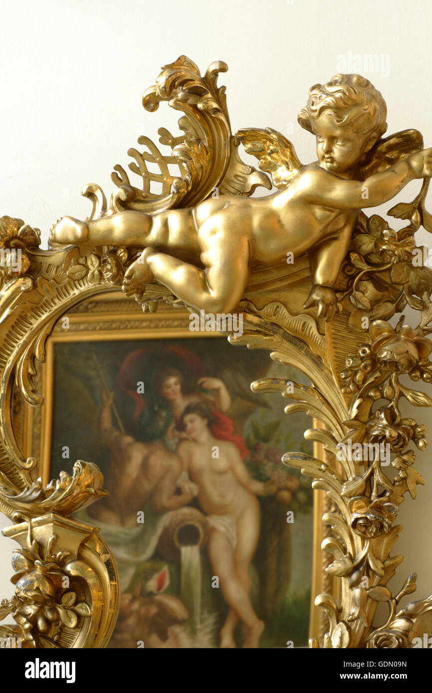 Antiquariato decorativo, golden cherubino su un telaio dello specchietto Foto Stock