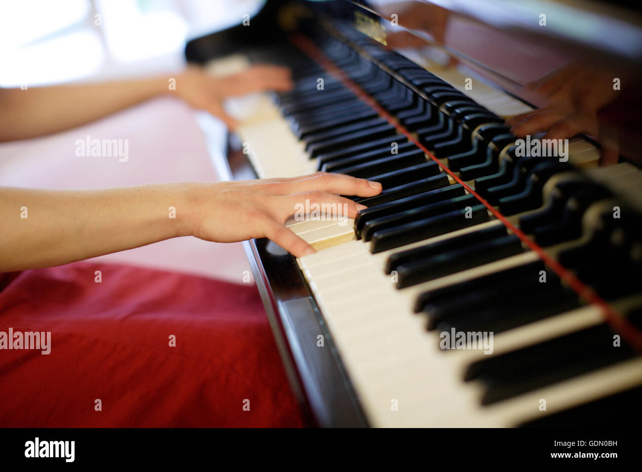 Suonare il pianoforte Foto Stock