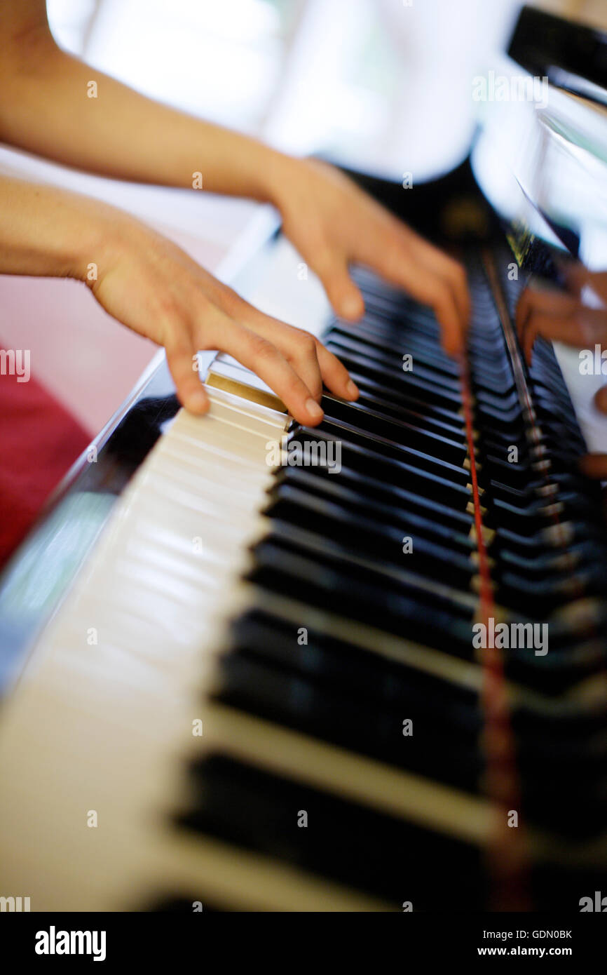Suonare il pianoforte Foto Stock