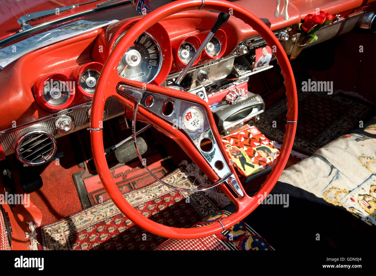 Volante e sul cruscotto di un rosso Cadillac Impala, precedentemente di proprietà di Jerry Lee Lewis, con memorabilia di Elvis in Foto Stock