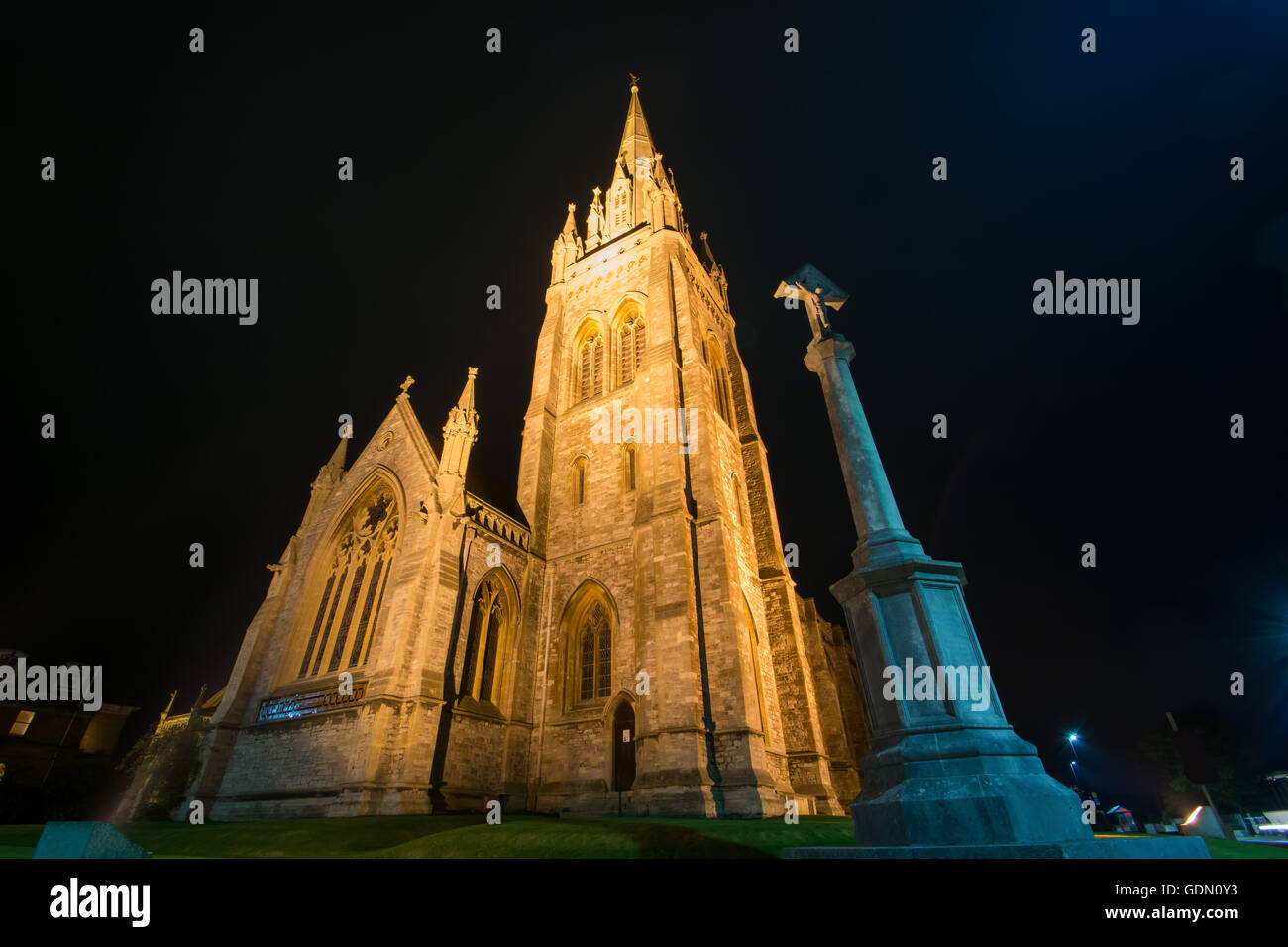 La Chiesa di tutti i santi a Ryde, Isle of Wight, sembra drammatico con il suo esterno illuminata di notte. Foto Stock