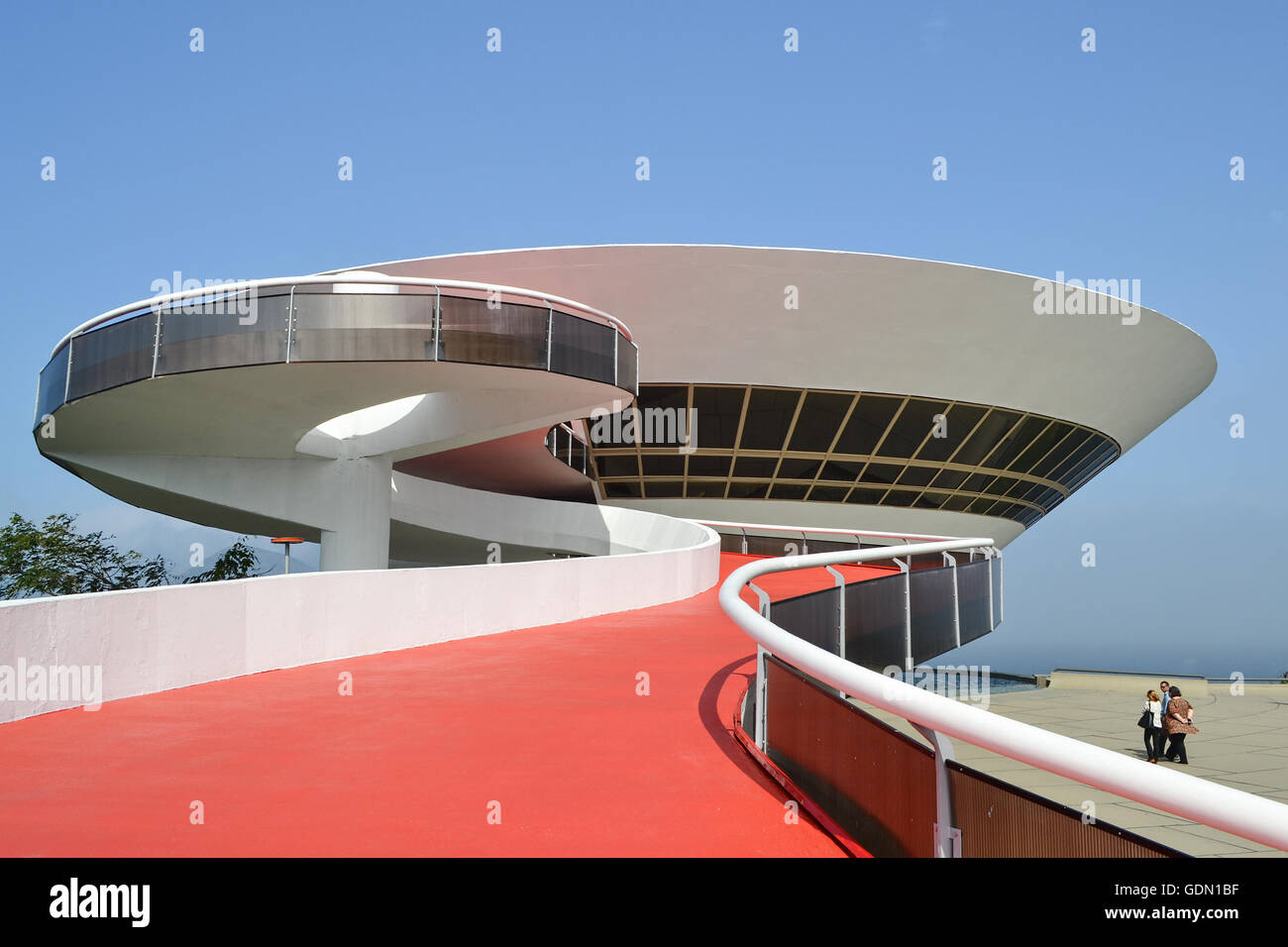 Basso angolo vista di MAC - Museu de Arte Contemporanea, Niteroi, Rio de Janeiro, Brasile Foto Stock