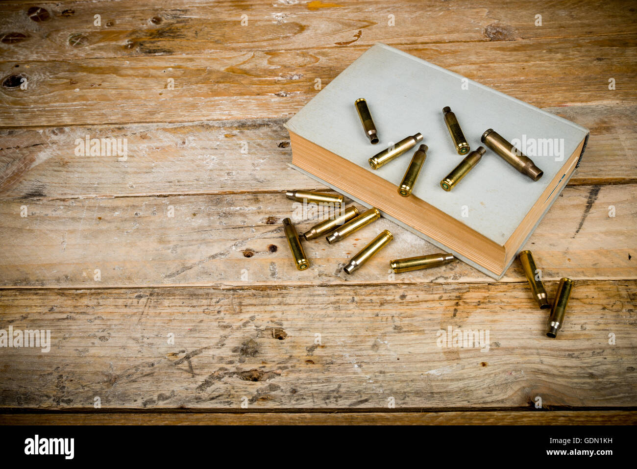Vita Tranquilla con il vecchio libro e pallottole, un mistero romanzo concetto Foto Stock