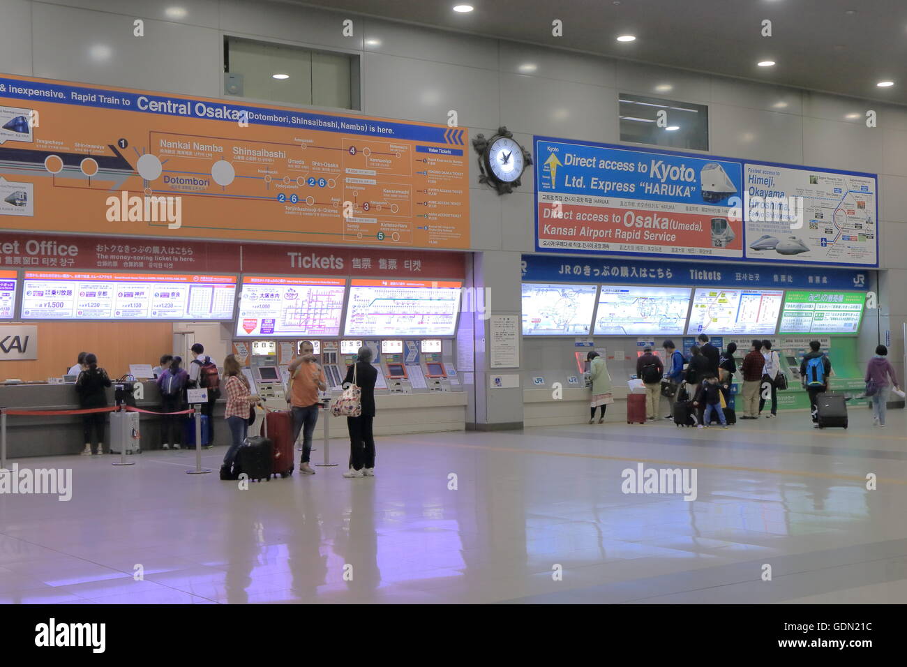 Persone di viaggio presso l'aeroporto internazionale di Kansai e stazione ferroviaria di Osaka in Giappone. Foto Stock