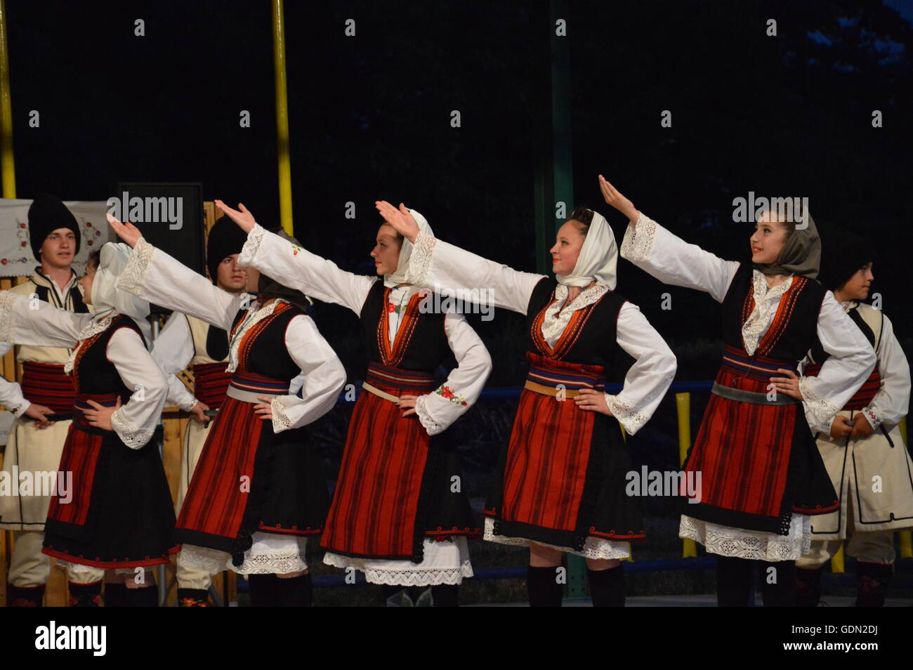 10Il festival internazionale del folklore, Lukavac.Everyhere KUD Ozren da Krtova dalla Bosnia,eseguito danze da Sumadija ,Serbia Foto Stock