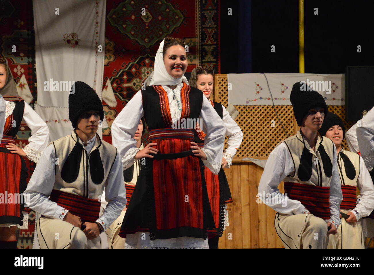 10Il festival internazionale del folklore, Lukavac.Everyhere KUD Ozren da Krtova dalla Bosnia,eseguito danze da Sumadija ,Serbia Foto Stock