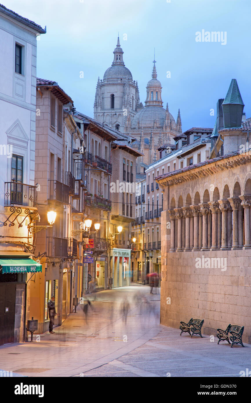 SEGOVIA, SPAGNA, aprile - 14, 2016: Calle Juan Bravo street e la cattedrale in background al crepuscolo. Foto Stock