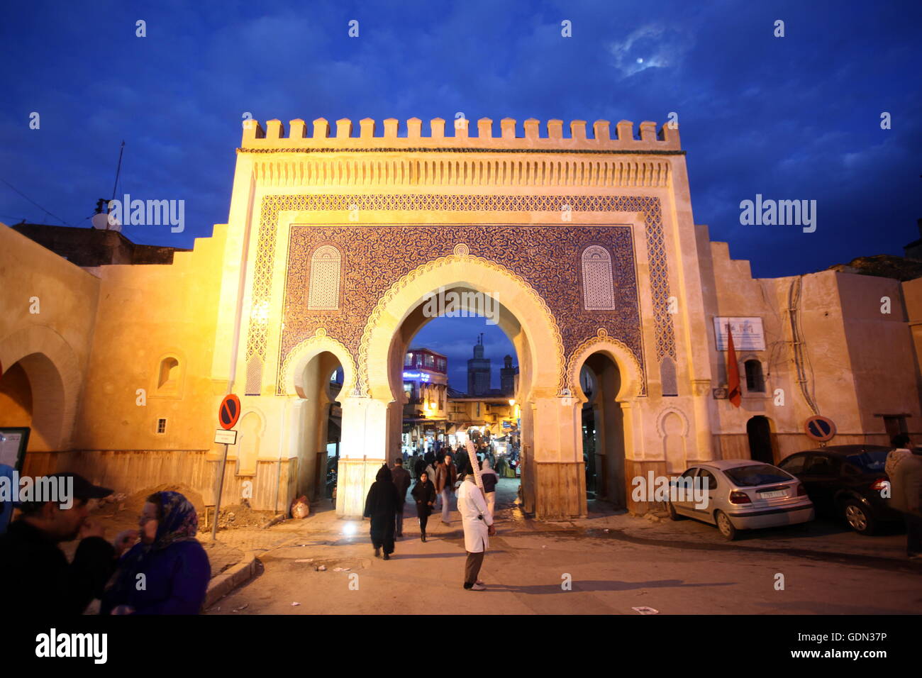 Das Blaue Tor am Bab Bou Jeloud Platz auf dem Souq in der Medina oder Altstadt di Fes im Norden von Marokko in Nordafrika. Foto Stock