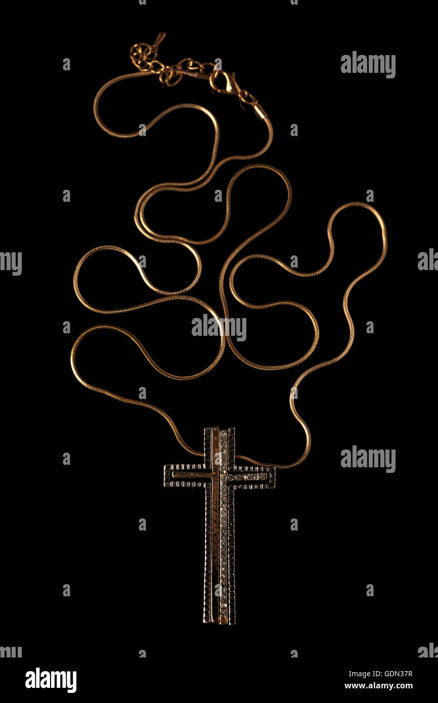Aurea catena Collana con croce sulla blackground Foto Stock