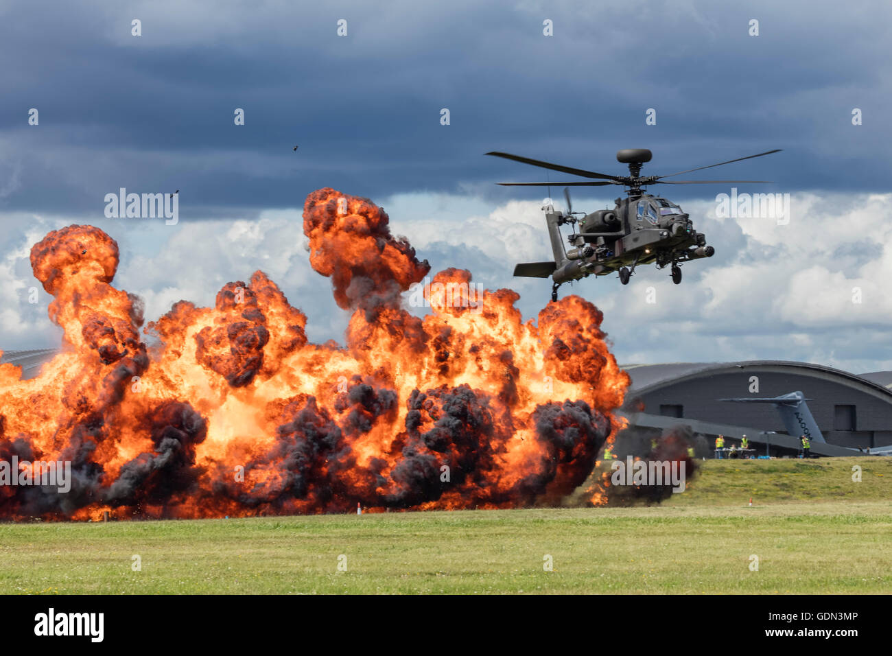 Esercito britannico Apache elicottero spara un missile in una polveriera e crea un incendio in un esercizio a Farnborough Air Show Foto Stock