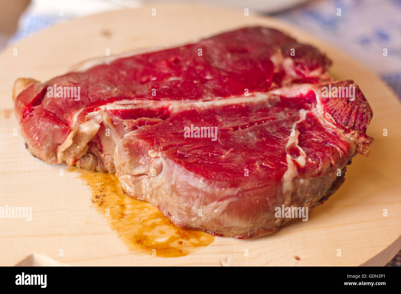 La carne dei più pregiati carni bovine, t bone steack chiamato in italiana bistecca alla fiorentina, pronti per essere cucinati Foto Stock