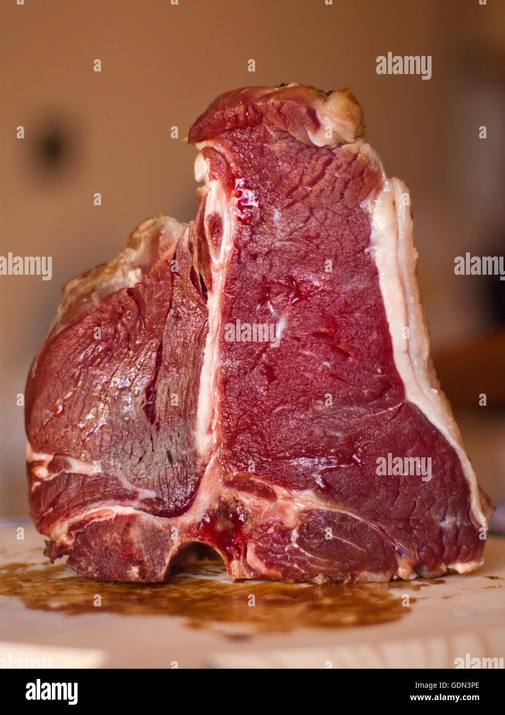 La carne dei più pregiati carni bovine, t bone steack chiamato in italiana bistecca alla fiorentina, pronti per essere cucinati Foto Stock