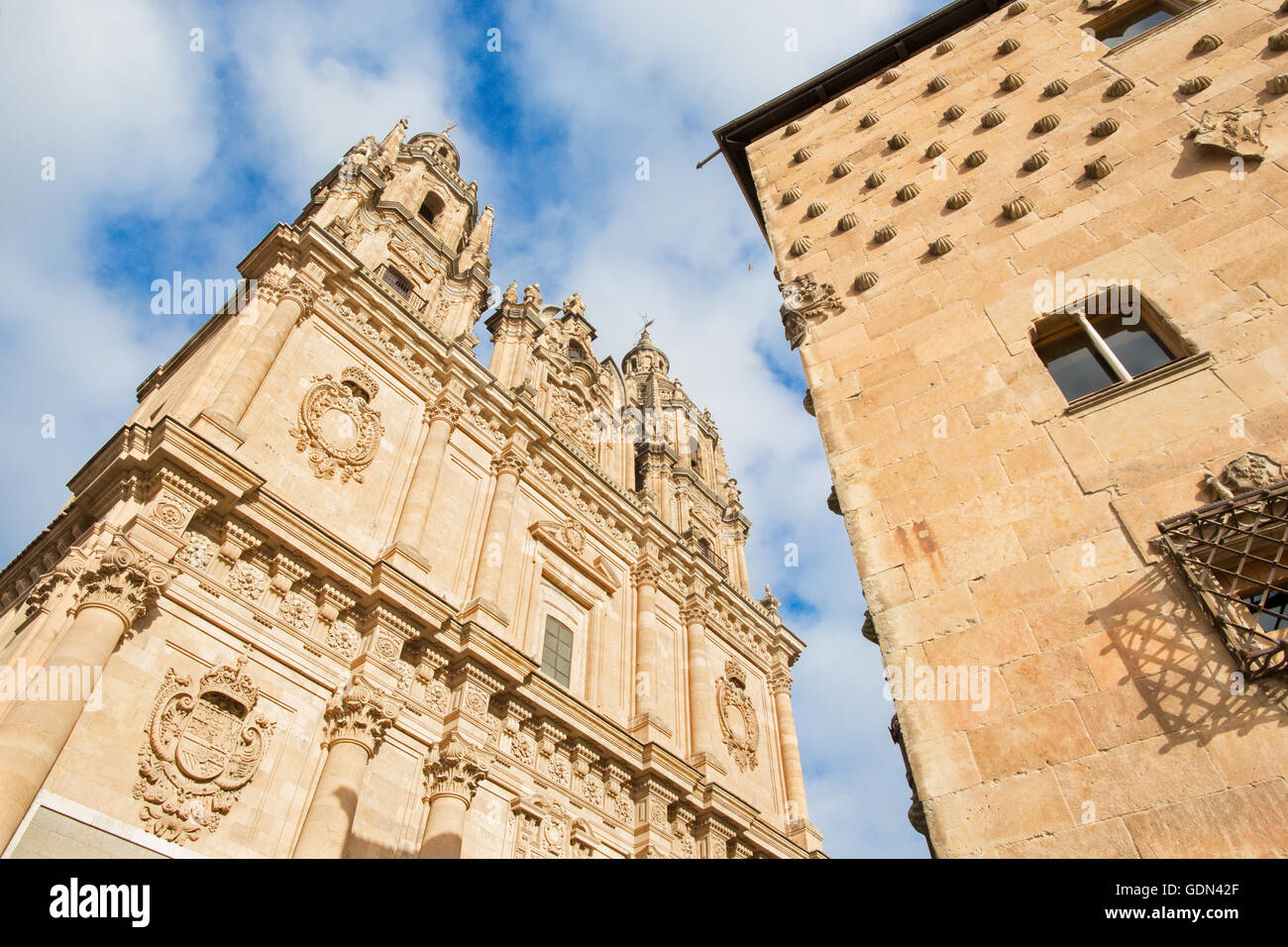 SALAMANCA, Spagna, aprile - 17, 2016: il portale barocco La Clerecia - Pontificia Università. Foto Stock