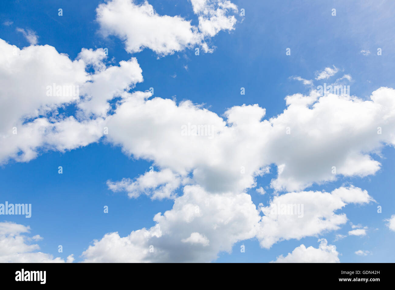 Cumulus nubi nel cielo blu, Inghilterra Foto Stock
