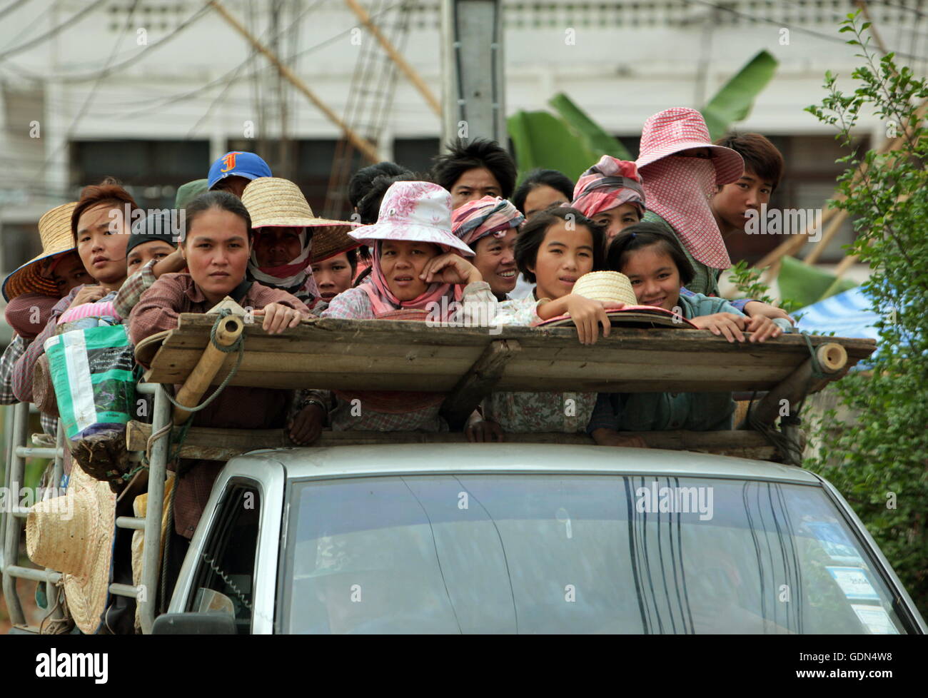 Farmung persone sulla strada per il campo vicino al villaggio di Fang nel Nord di Chiang Mai nel nord della Thailandia del sud-est Foto Stock