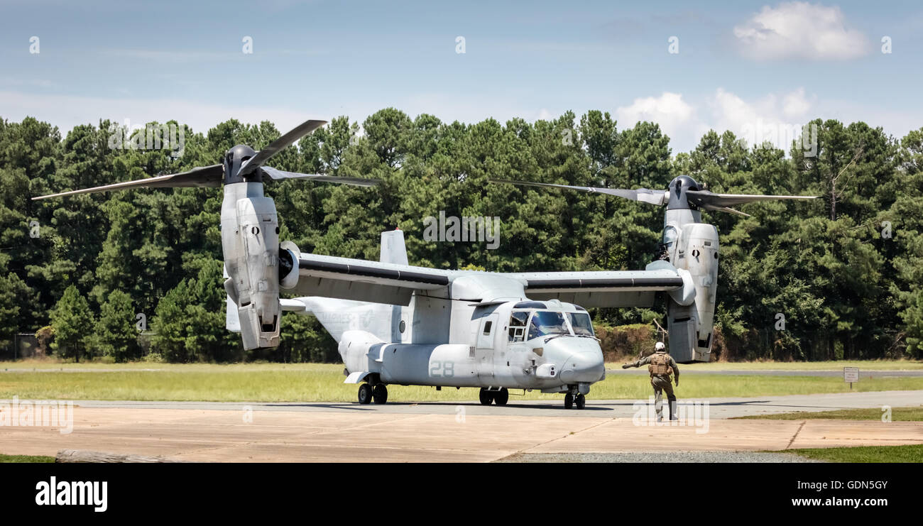 V-22 Osprey V/STOL aeromobili a Orazio Williams Airport rullaggio su asfalto prima del decollo, Chapel Hill, NC, Stati Uniti d'America Foto Stock
