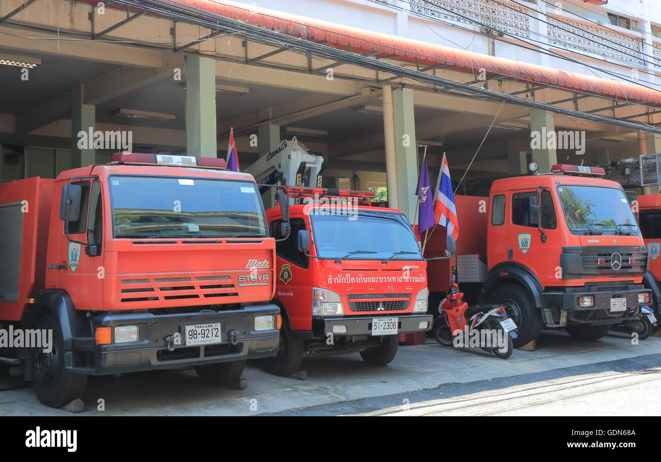Motore Fire parcheggiata in corrispondenza di una stazione dei vigili del fuoco a Bangkok in Tailandia. Foto Stock