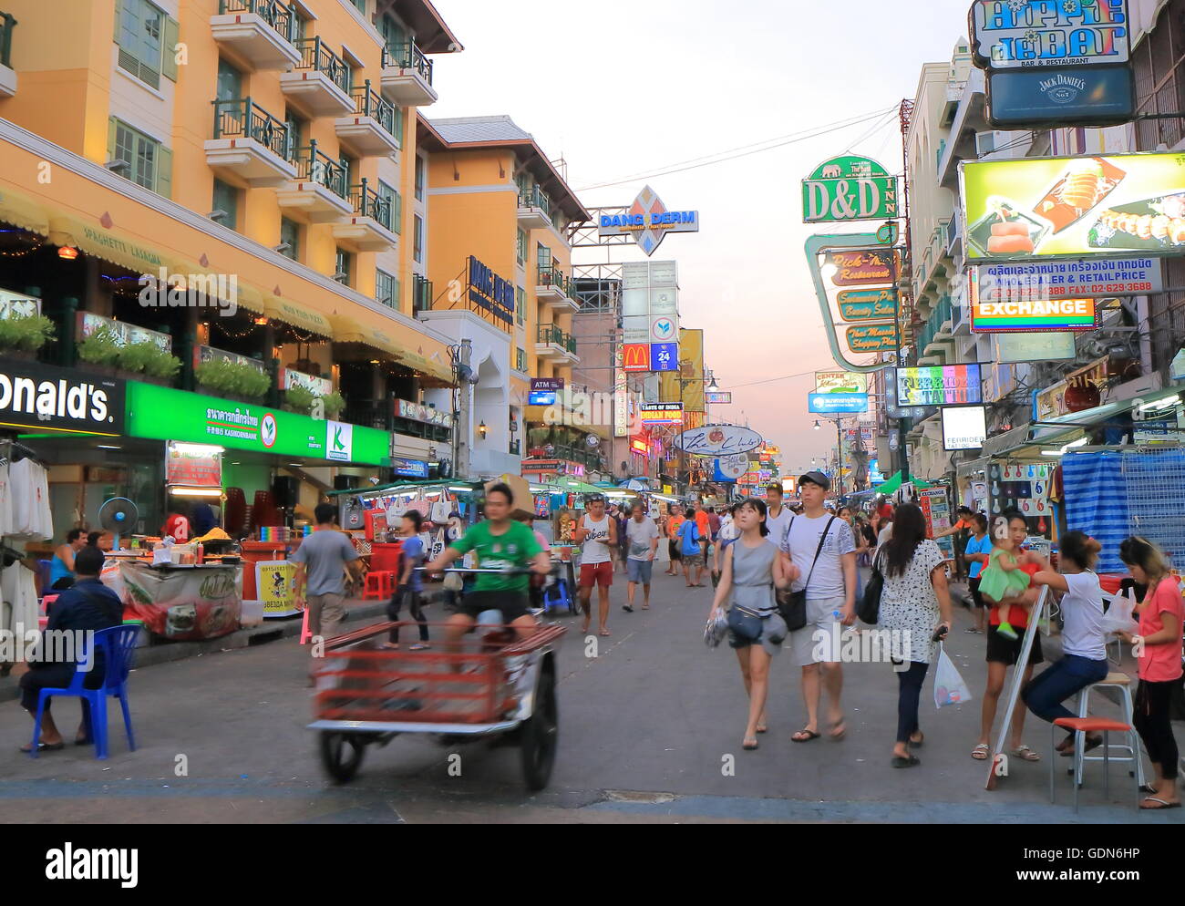 Occupato Khaosan Road di Bangkok in Thailandia. Foto Stock