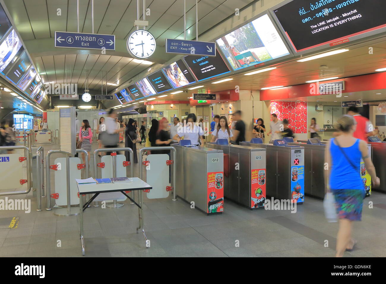 La gente viaggia a BTS Siam stazione ferroviaria a Bangkok in Tailandia. Foto Stock