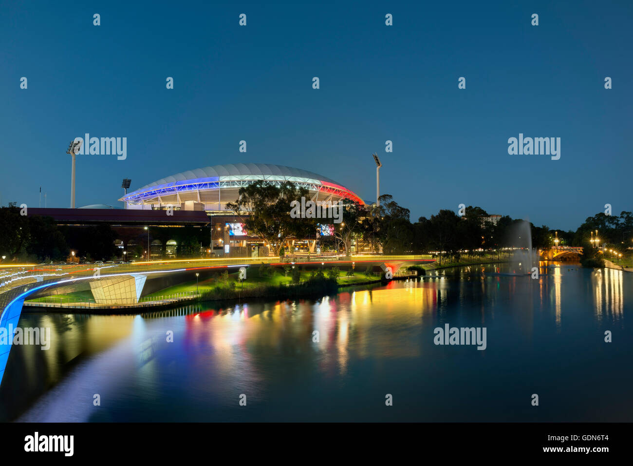 Il recentemente aggiornato Adelaide Oval di notte la visualizzazione #StandwithParis ad Adelaide il Riverbank Precinct. Foto Stock