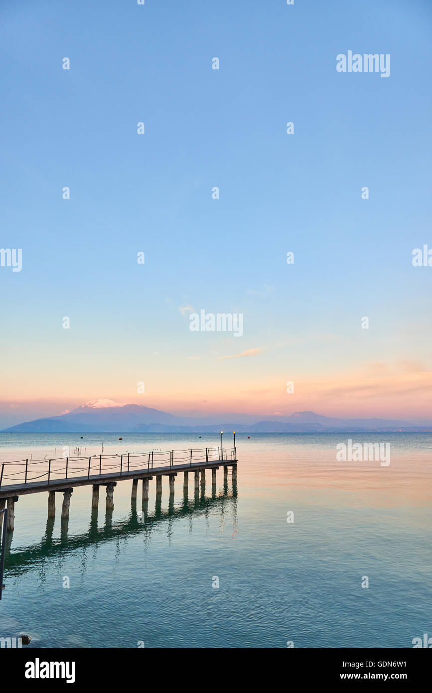 Il paesaggio del lago di Garda, vista da Sirmione in Lombardia, Italia. Foto Stock