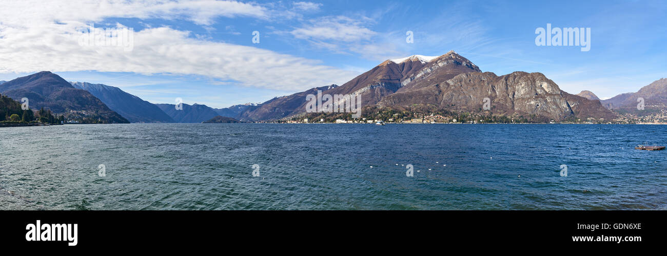 Panorama da Bellagio nel lago di Como che è un lago di origine glaciale e molto popolare attrazione turistica in Lombardia Foto Stock