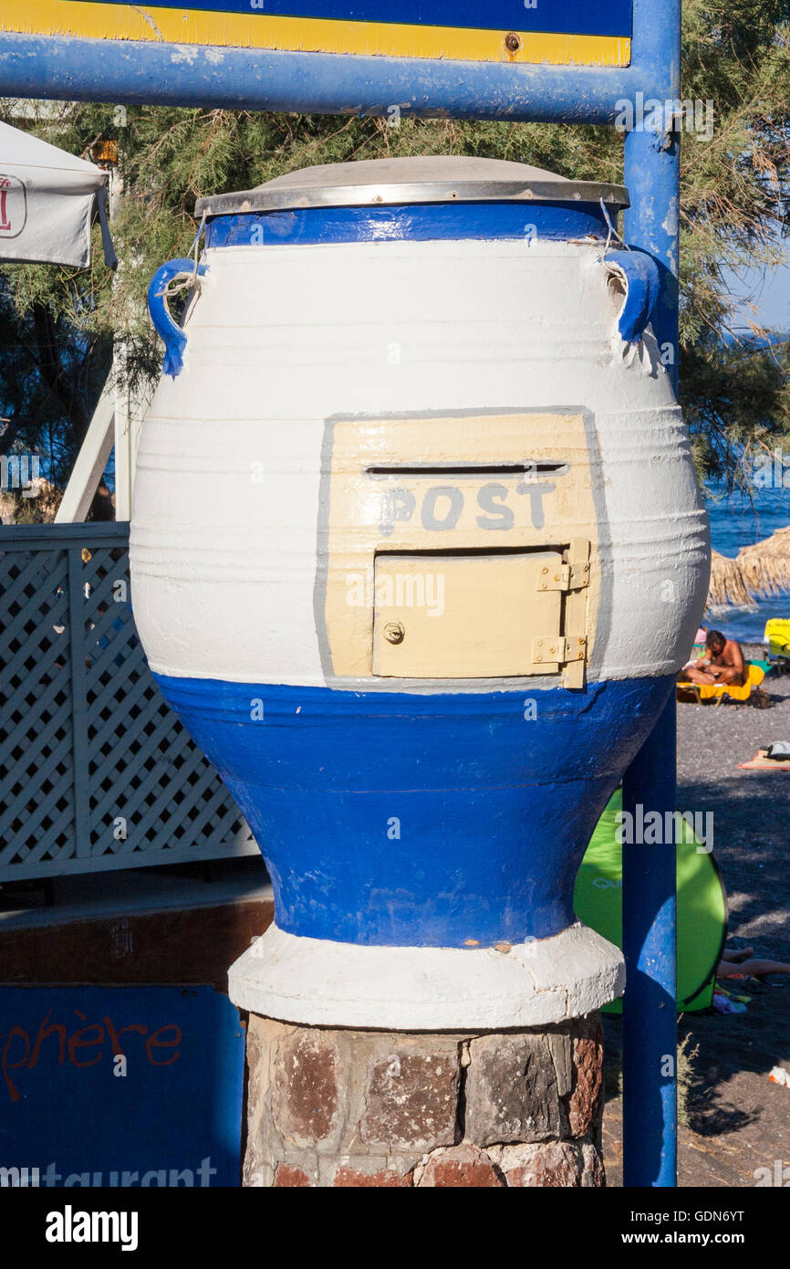 Il servizio postale. Il blu e il bianco del vaiolo di argilla box all'aperto sul piedistallo di pietra sull'isola greca di Santorini. Foto Stock