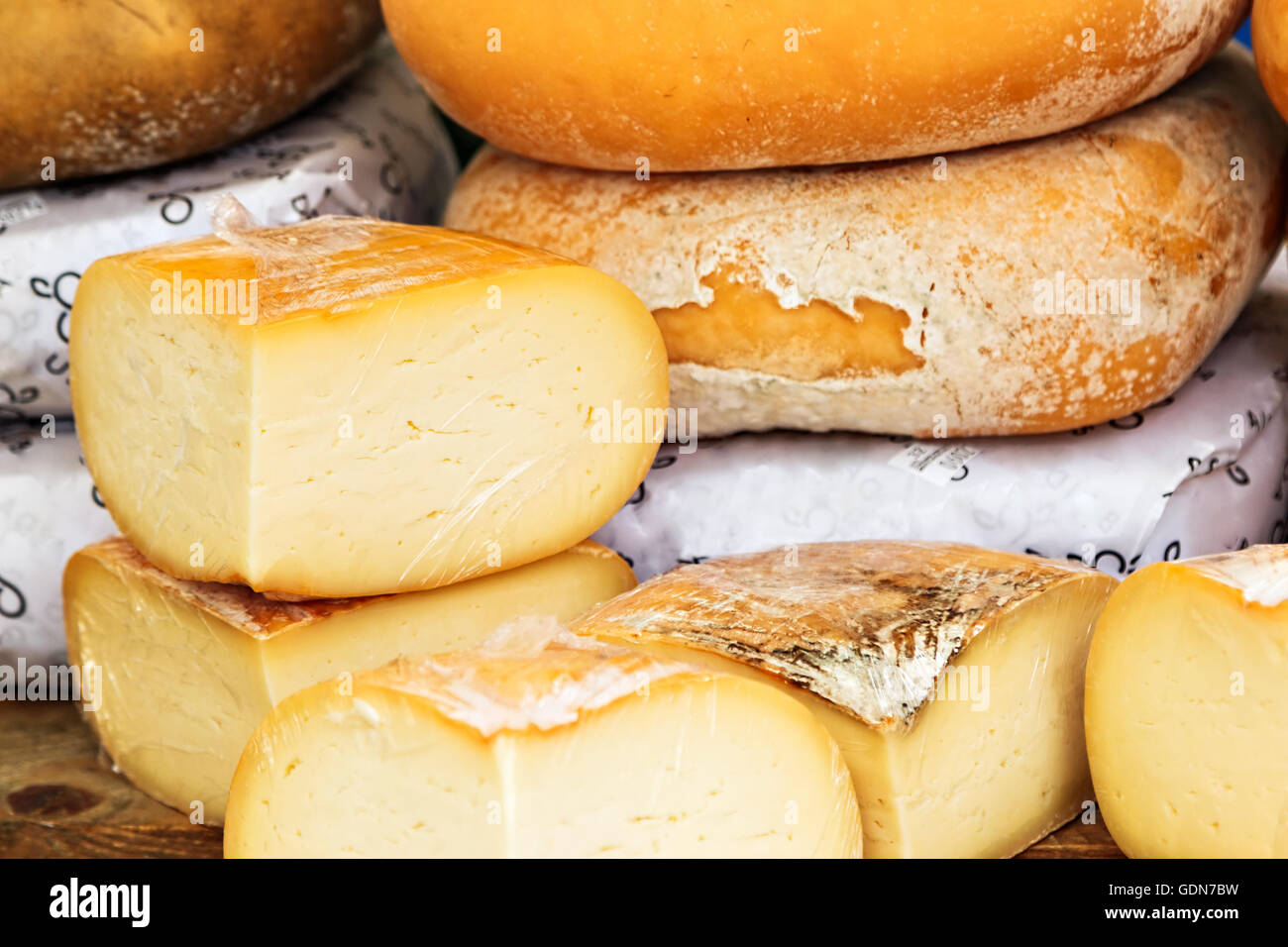 Il formaggio su un tradizionale mercato artigianale.L'immagine orizzontale. Foto Stock