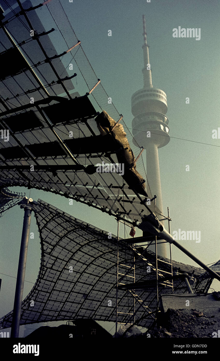 Il Monaco di Baviera Olympic Park, sede dei Giochi Olimpici, in costruzione. Münchner Zeltdach mit Fernsehturm in der Bauzeit für die Olympischen Spiele. Foto Stock