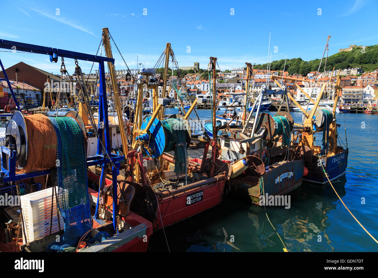 Peschereccio barche ormeggiate nel porto. a Scarborough Foto Stock