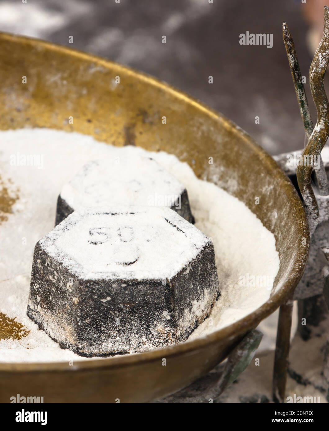 Peso in un steelyard su un mercato artigiano.immagine verticale. Foto Stock