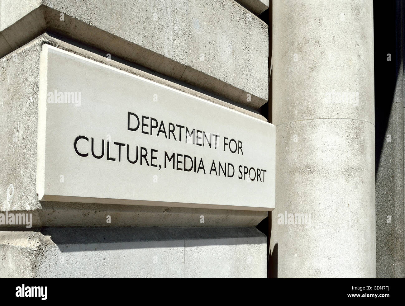 Londra, Inghilterra, Regno Unito. Ministero della Cultura, dei mezzi di comunicazione e lo sport entrata su Whitehall Foto Stock