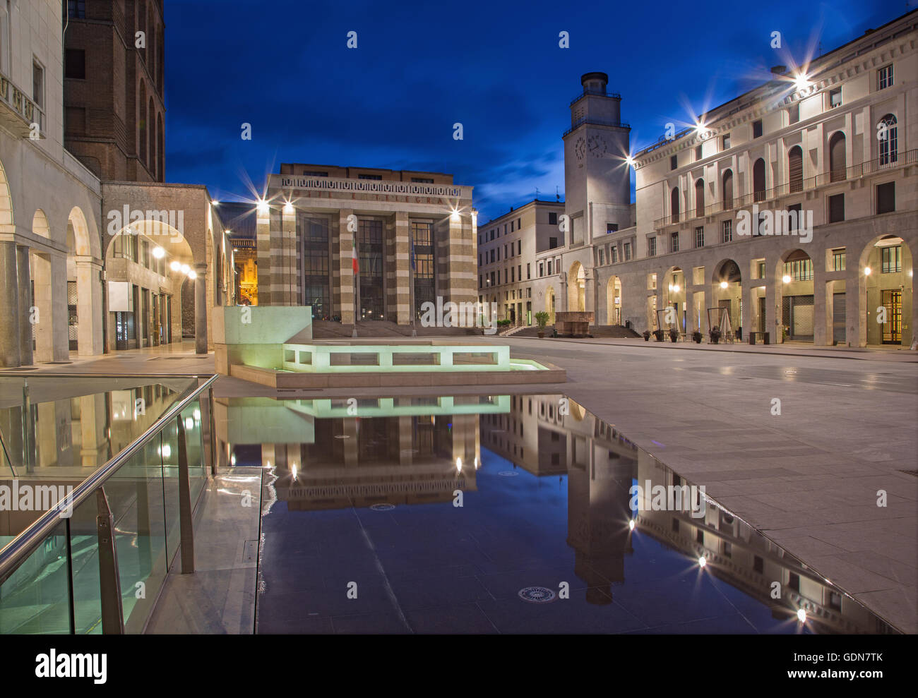 Cremona - piazza Cavour Square al crepuscolo. Foto Stock