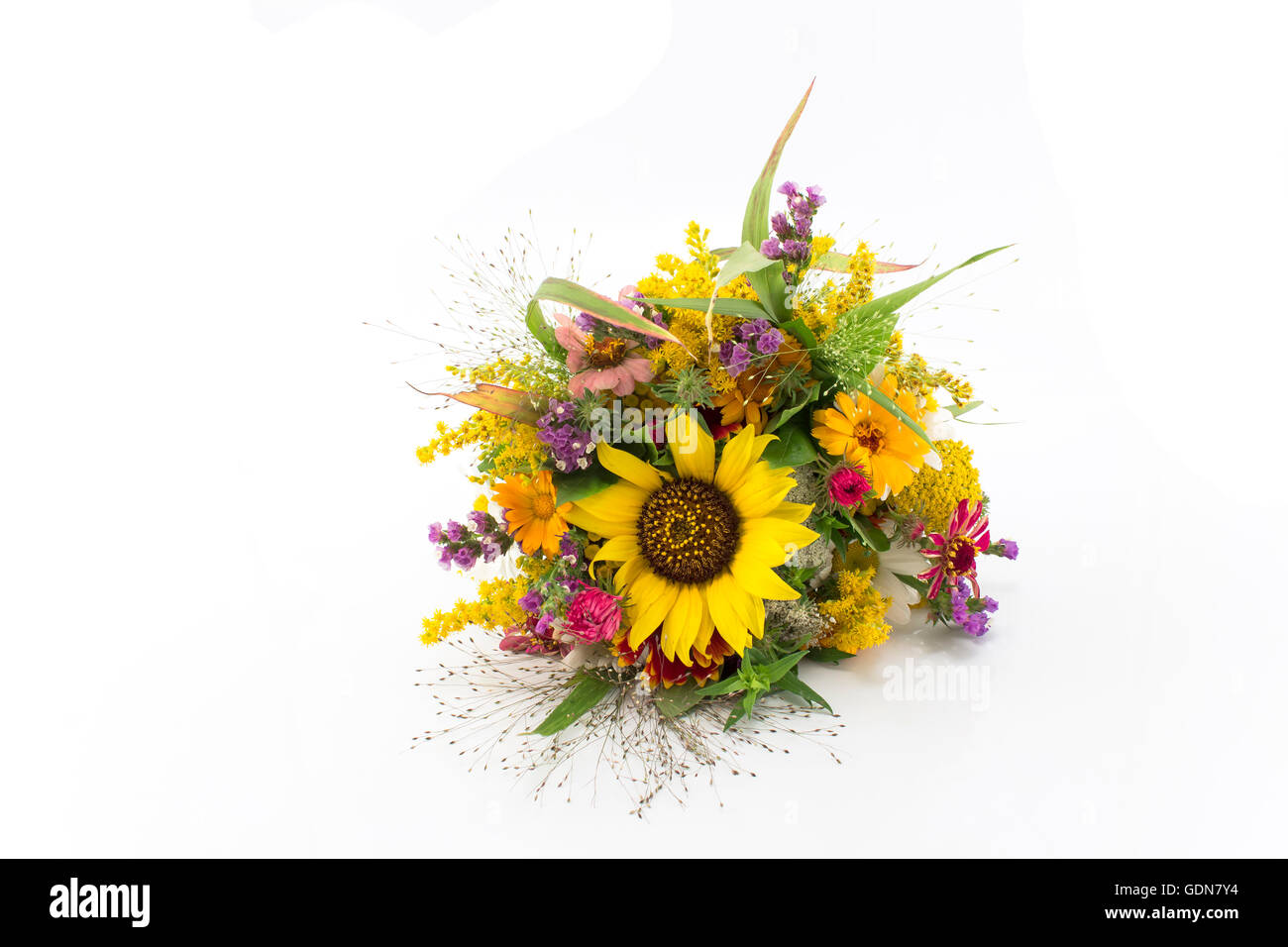 Freschi bouquet di fiori estivi non Isolato bianco. Foto Stock