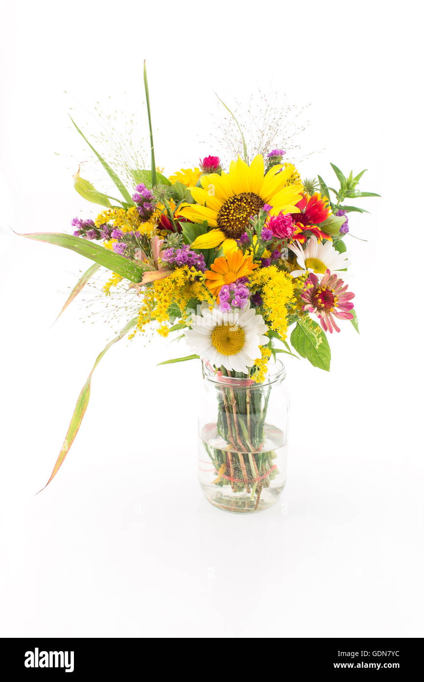 Freschi bouquet di fiori estivi non Isolato bianco. Foto Stock