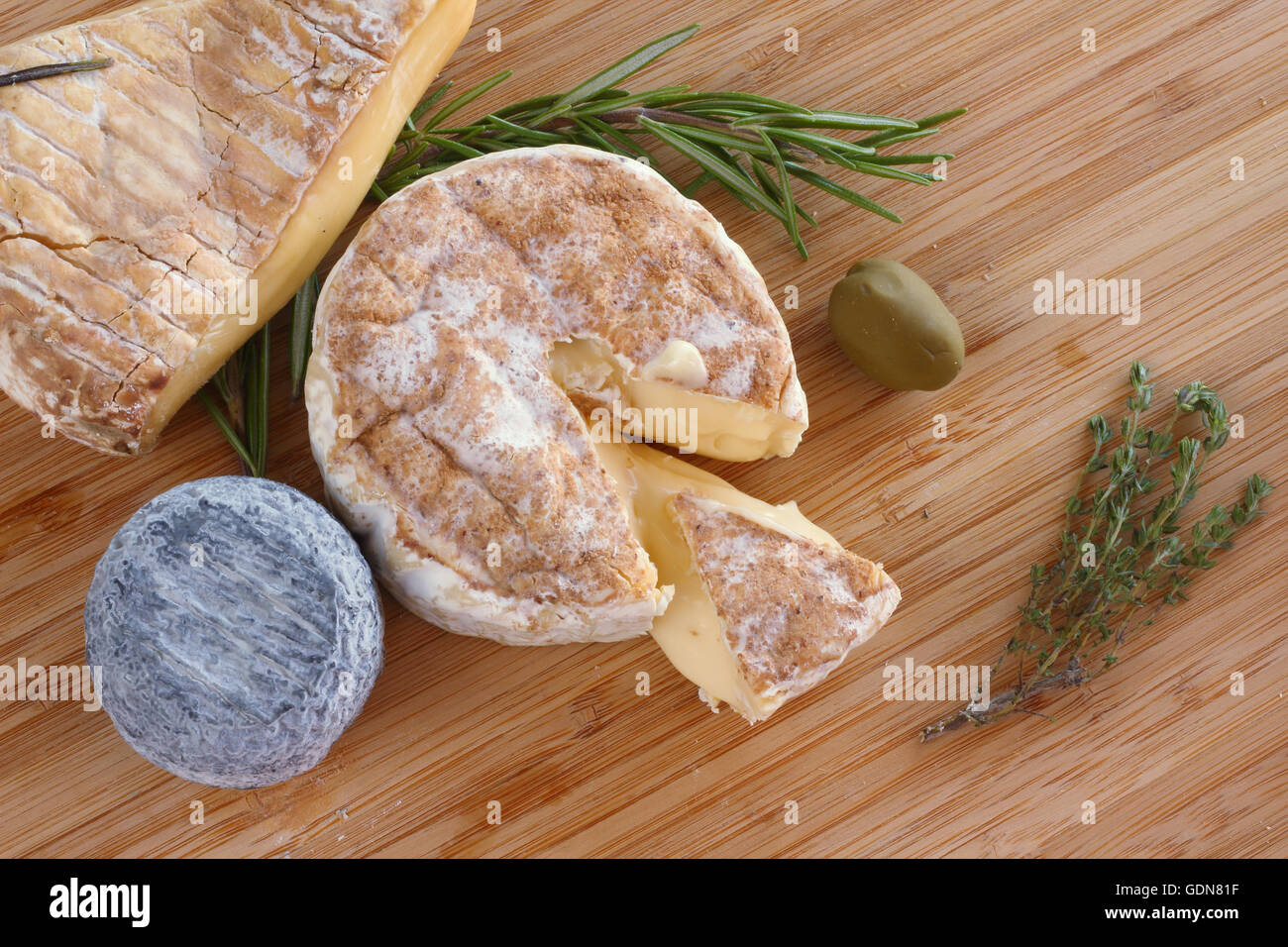Formaggio francese composizione sulla tavola di legno close-up Foto Stock