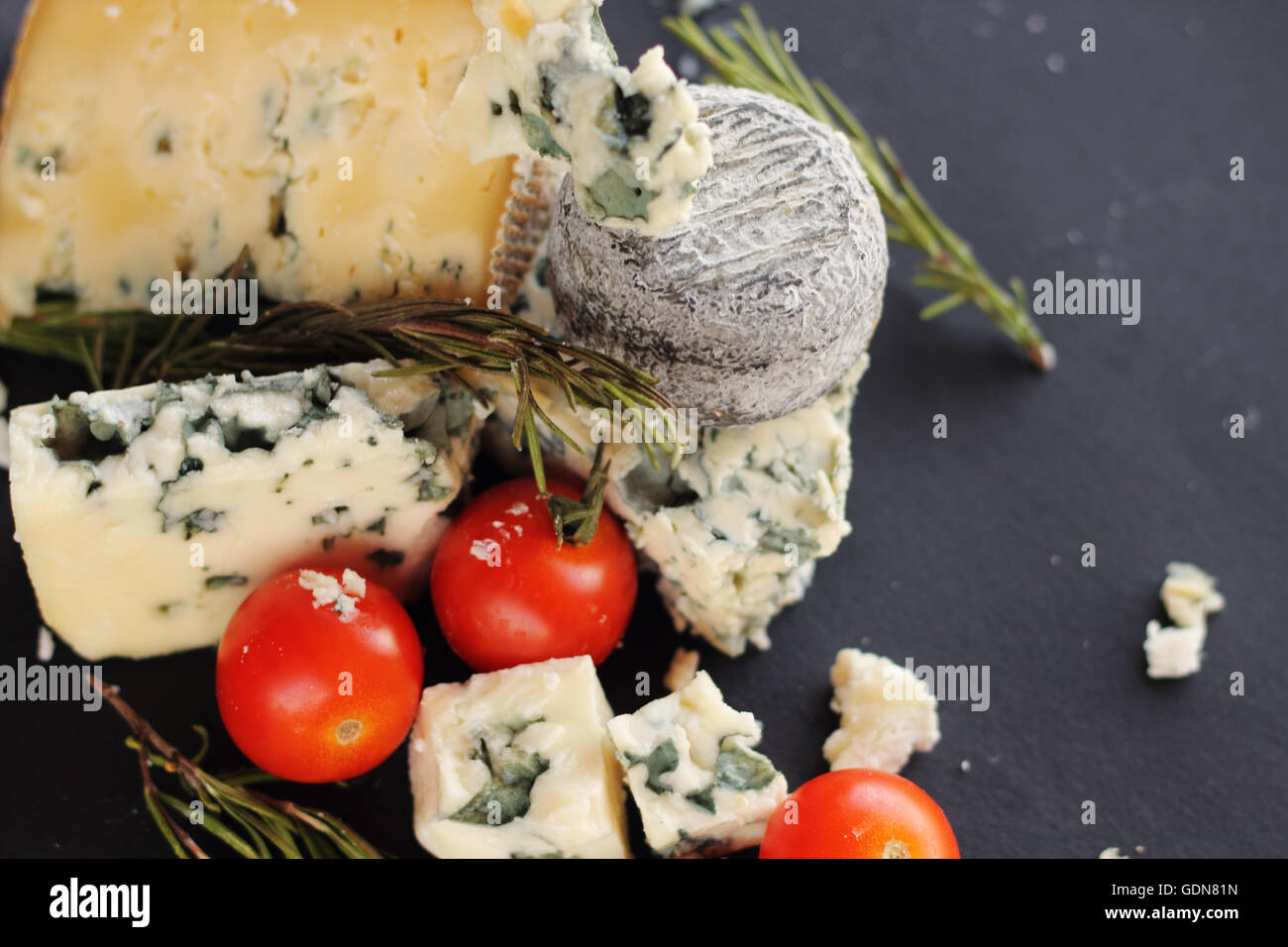 Il Roquefort e composizione su sfondo scuro Foto Stock