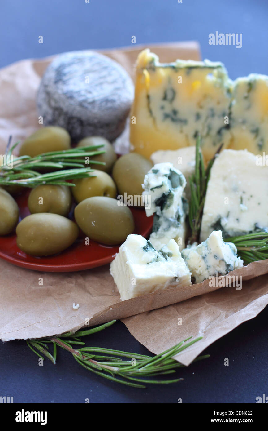 Il Roquefort e composizione su sfondo scuro Foto Stock