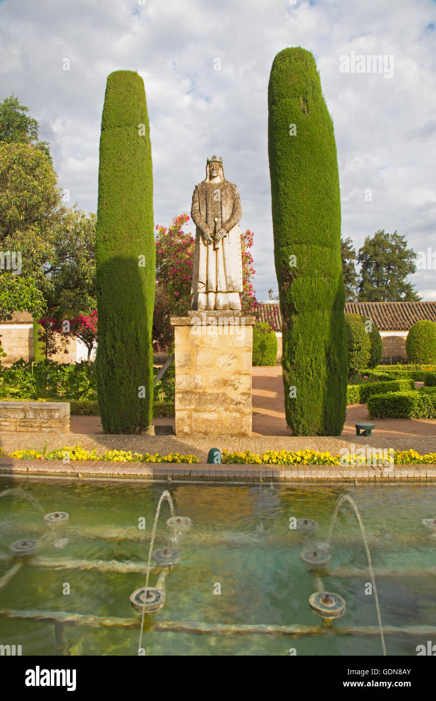 CORDOBA, Spagna - 25 Maggio 2015: i giardini di palazzo Alcazar de los Reyes Cristianos con la statua di re Ferdinando II. Foto Stock