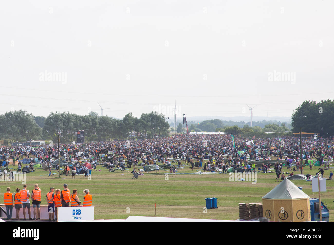 Roskilde, Danimarca - 25 Giugno 2016: folla di persone in esecuzione per trovare un campspot a Roskilde Festival 2016. Foto Stock