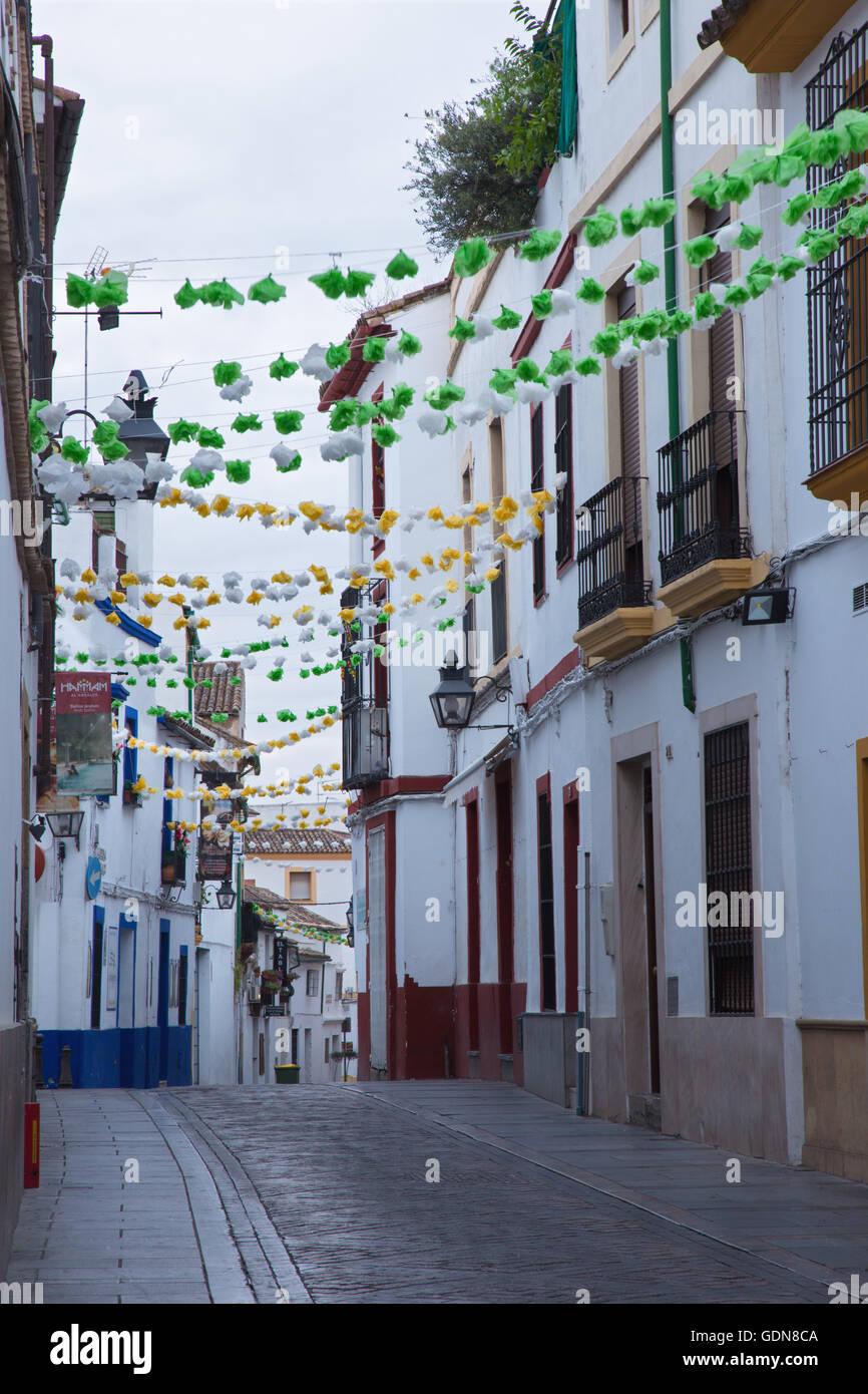 CORDOBA, Spagna - 26 Maggio 2015: il corridoio nel centro della città vecchia di mattina. Foto Stock
