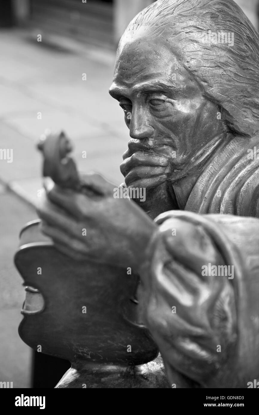 CREMONA, Italia - 24 Maggio 2016: il dettaglio della statua di bronzo di Antonio Stradivari davanti alla sua casa natale di artista sconosciuto Foto Stock
