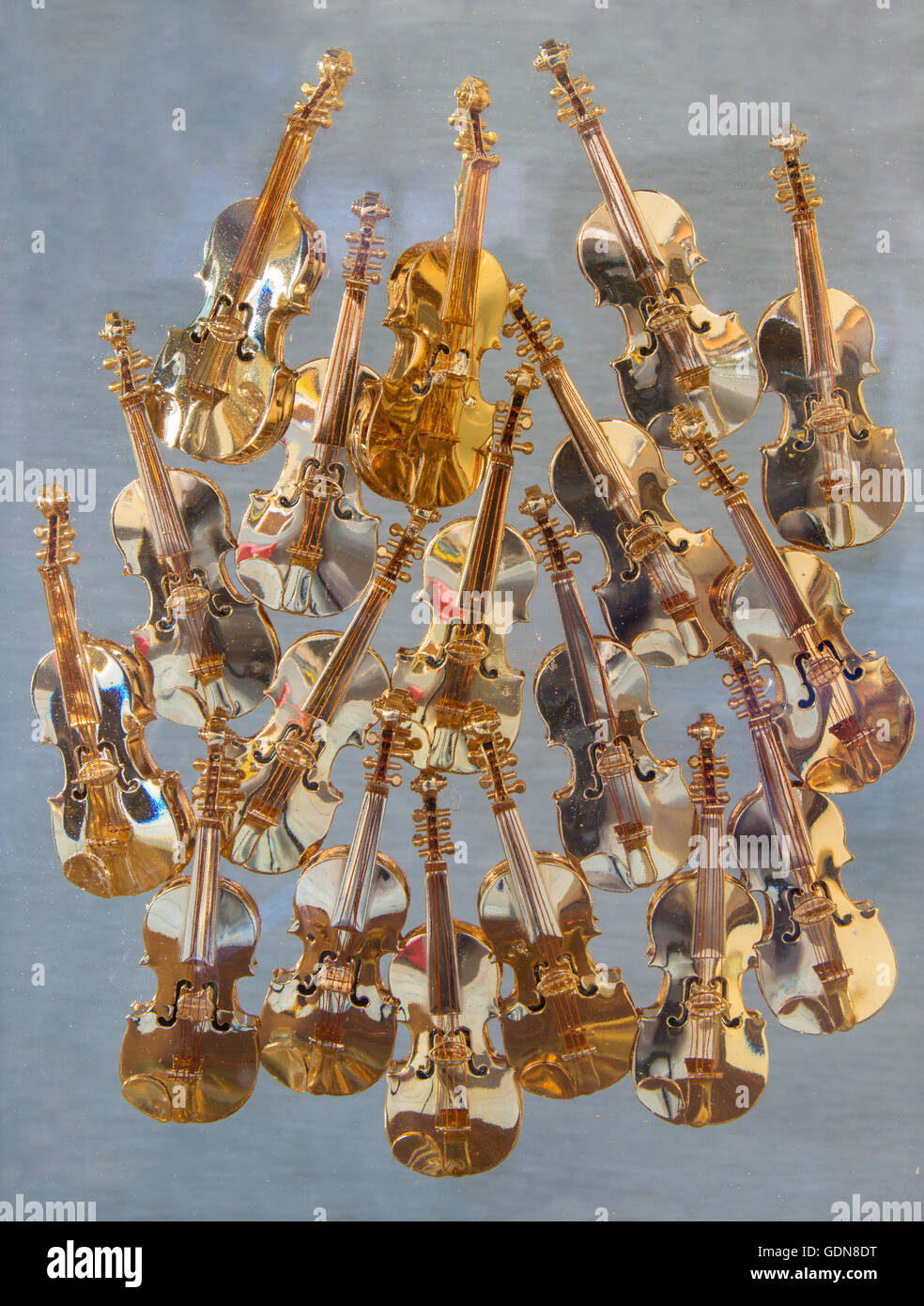 CREMONA, Italia - 24 Maggio 2016: il dettaglio di poco scultura moderna dei violini. Foto Stock