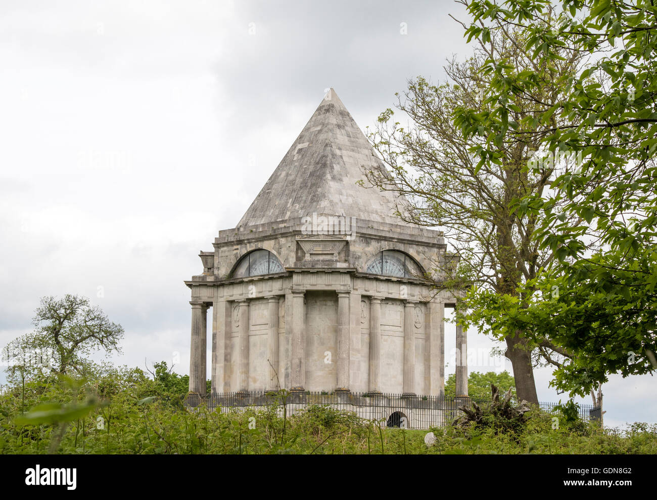 Mausoleo a Cobham Boschi Foto Stock