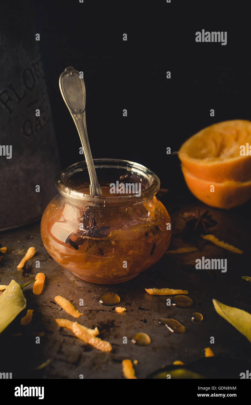 Orange inceppamento in un cucchiaio su un tavolo di ferro con anice stellato e orange leafs Foto Stock